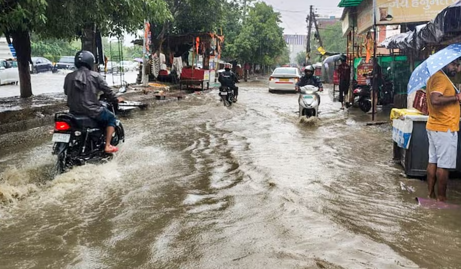 नोएडा में खुले नाले में गिरने से युवक की मौत, गाजियाबाद में करंट लगने से बच्चे की जान गई